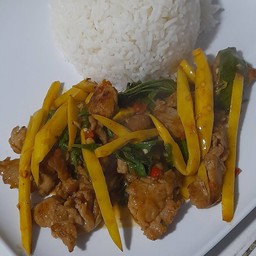 กระเพราหน่อไม้หมูชิ้นราดข้าว