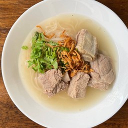 ก๋วยจั๊บญวน ซี่โครงหมูอบ