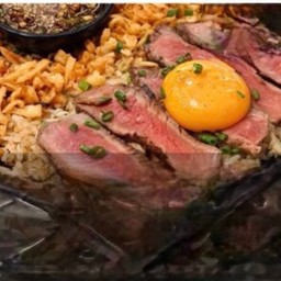 -ข้าวผัดกระเทียมเนื้อย่าง