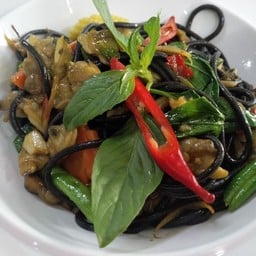 สปาเก็ตตี้หมึกดำผัดฉ่าเนื้อหอยลาย