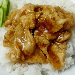 ข้าวกระเทียมพริกไทยหมูชิ้นผัดแห้ง
