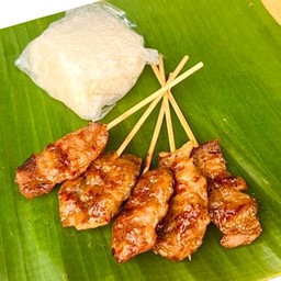 หมูปิ้งเฝ้าแม่ (หน้าร้านคิวท์เพรส ทางเข้าโต้รุ่งเก่า)