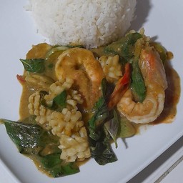 เขียวหวานผัดแห้งทะเลราดข้าว