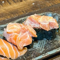 ซูชิแซลมอนซอสไข่กุ้ง (Salmon With Capelin Roe Sauce) 1 คำ