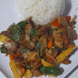 ผัดขี้เมาหมูกรอบราดข้าว