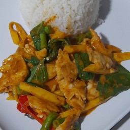 ผัดพริกแกงหน่อไม้ไก่ราดข้าว