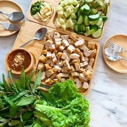 แหนมเนืองชุดหมู 6 ไม้