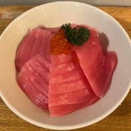 ข้าวหน้าทูน่าอากามิ