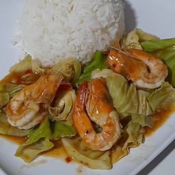 ผัดกะหล่ำปลีกุ้งราดข้าว