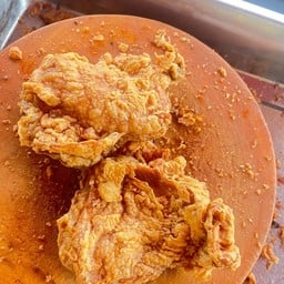 เฮียชัย ไก่ทอดหาดใหญ่ สาขาเซเว่นข้าง รพ.กาฬสินธุ์