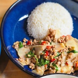 ข้าวราดกะเพราหน่อไม้ดอง