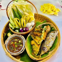 เซทข้าวสวย+น้ำพริกกะปิ+ไข่ชะอมทอด+ปลาทูทอด+ผักสดผักต้ม(ชุดเล็ก)