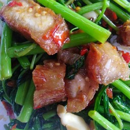 ผัดผักบุ้ง หมูกรอบ