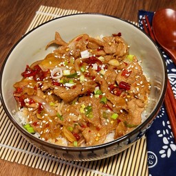 ข้าวหน้าหมูย่างซอสญี่ปุ่นผัดพริกแห้ง