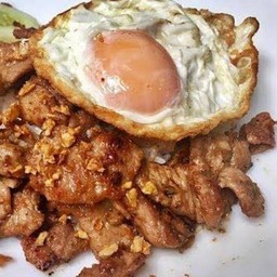 หมูกระเทียม ราดข้าว