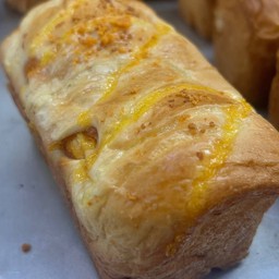 ขนมปัง ไก่หยองน้ำพริกเผาไข่เค็ม