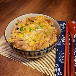 ข้าวหน้าหมูสันคอสไลซ์ชาบูตุ๋นไข่