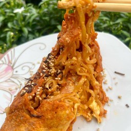 มีรามยอนห่อไข่ (มาม่าเผ็ดเกาหลีห่อไข่)