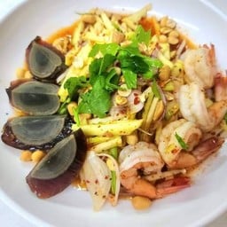 ยำมะม่วงไข่เยี่ยวม้ากุ้งสด กุ้งสุก