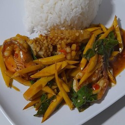 ผัดกระเพราหน่อไม้ทะเลราดข้าว