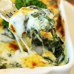 ผักโขมอบชีส+ ขนมปังกระเทียม 1 แผ่น