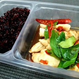 อกไก่ผัดพริกสด