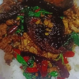 ข้าวกระเพราไข่เยี่ยวม้า