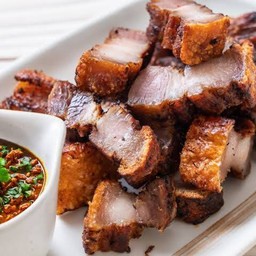 หมูกรอบ น้ำพริกปลาร้าผักลวก (ไม่มีข้าว)