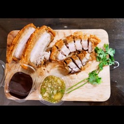 หมูกรอบชุดใหญ่ พร้อมน้ำจิ้มซีฟู้ด