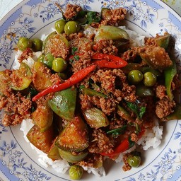แกงเนื้อมะเขีอราดข้าว