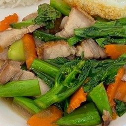 ข้าวคะน้าหมูกรอบ