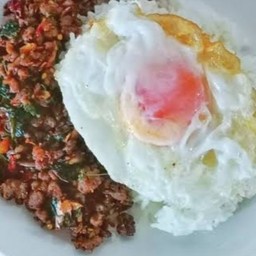 ผัดกะเพราเนื้อสับราดข้าว