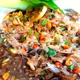 ตำส้มโอปลาร้าใส่มะเขือเปาะ