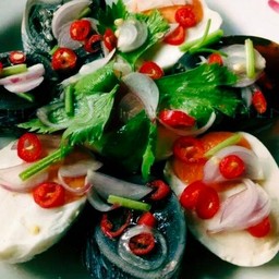 ยำ 2 ไข่ (ไข่เค็ม+ไข่เยี่ยวม้า)