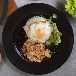 ข้าวหมูกระเทียม ไข่ดาว