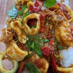 ผัดพริกแกงใต้ทะเลราดข้าว