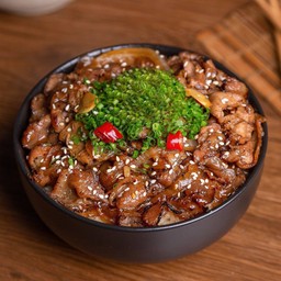 ข้าวหน้าสันคอหมูผัดซอสญี่ปุ่น