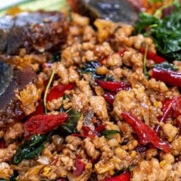 กะเพราไข่เยี่ยวม้า