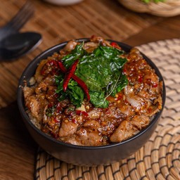 ข้าวกะเพราสามชั้นพ่นไฟ