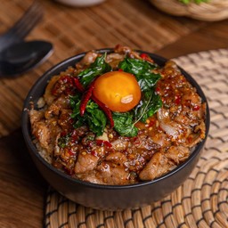 ข้าวกะเพราสามชั้นพ่นไฟ + ไข่ดองซีอิ๊ว