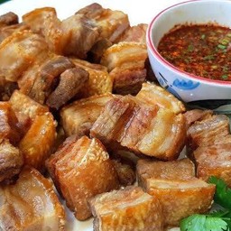 ข้าวหมูกรอบจิ้มแจ่ว