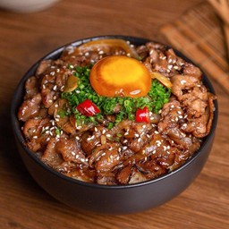 ข้าวหน้าสันคอหมูผัดซอสญี่ปุ่น + ไข่ดองซีอิ้ว
