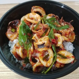 ข้าวราดปลาหมึกผัดพริกแกง