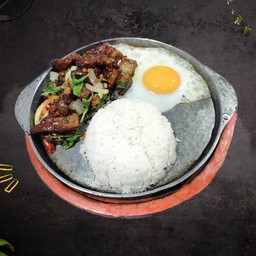 ข้าวกระเพราหมูกรอบไข่ดาว