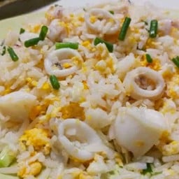ข้าวผัดปลาหมึก