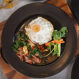 ข้าวผัดกะเพราเนื้อแองกัสไข่ดาว