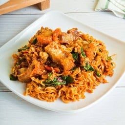 หมูกรอบผัดเสเพล(ผัดมาม่า)