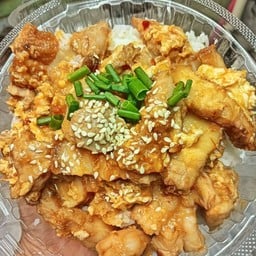 หมูชิ้นผัดไข่ซอสสุกี้ราดข้าว