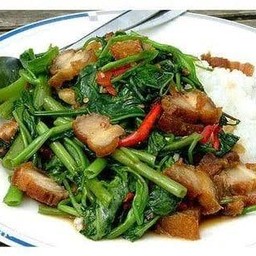 ข้าวผัดผักบุ้งหมูกรอบ