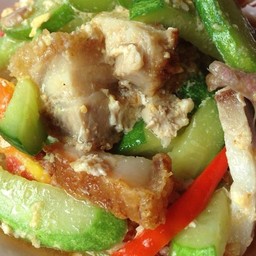 แตงกวาผัดหมูกรอบ